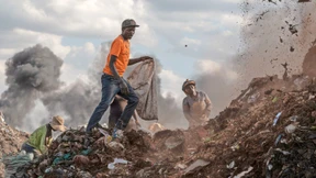 Sprechstunde im Slum an der Müllkippe