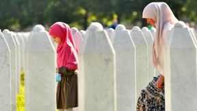 Tausende gedenken der Opfer des Massakers in Srebrenica