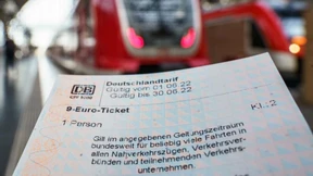 Studie kritisiert 9-Euro-Ticket als „ineffizient“