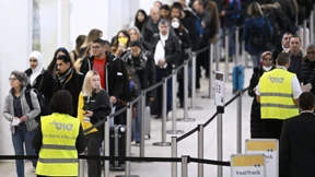 Passneid in der Warteschlange