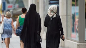 Frankreichs Bildungsminister will Abajas an Schulen verbieten