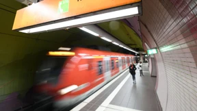 Kontrolleure in S-Bahn bedroht und geschlagen