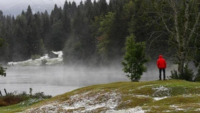 Der Herbst fährt Schnee und Regen auf