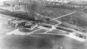 Der erste Flughafen und Pläne für eine Autobahn