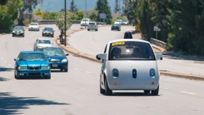 Wenn es eine Sirene hört, fährt das Auto langsamer