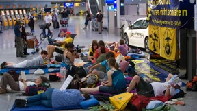 Demonstranten schlafen am Flughafen