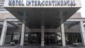 Gesicht mit Handtüchern umwickelt