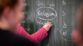 Warum Bayern im Religionsunterricht Corona-Regeln außer Kraft setzt