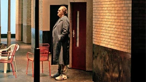 Der Mann hat einen Vogel