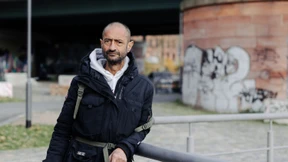 Rücken an Rücken unter der Brücke schlafen