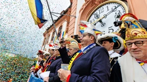 Narren feiern sich und ihre Zugplakettchen-Verkäufer