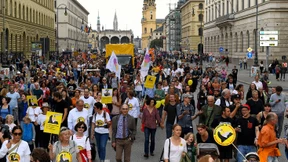 Zehntausend Menschen demonstrieren gegen Mietwucher