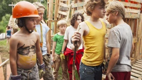 Kinderkino auf der Leinwand und zu Hause