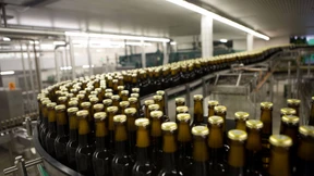 Den Konkurrenten Krombacher im „Zangengriff“