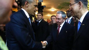 Historischer Handschlag zwischen Obama und Castro