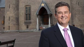 Disziplin predigen, Schulden anhäufen