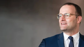 Mit Dolch und großem Kaliber