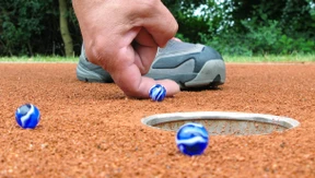 Klickern und Dotzen im Murmel-Verein 