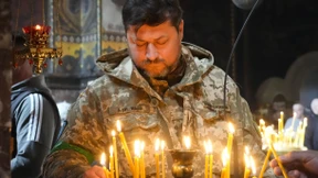 Soldaten feiern Ostern an der Front