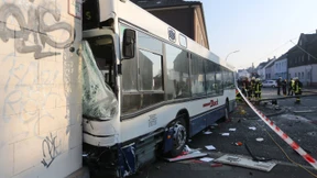 Schulbus kollidiert mit mehreren Autos