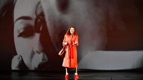 Rumstehtheater mit Go-go-Girls