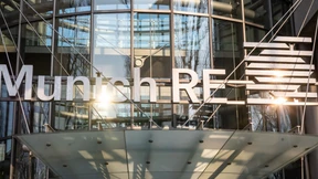 Munich Re steigert Gewinn und belohnt Aktionäre großzügig