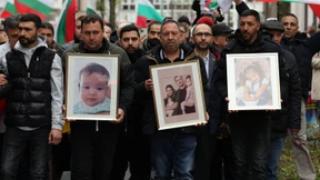 Großer Trauerzug in Solingen zum Ort des tödlichen Wohnhausbrands