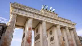 Reinigung des Brandenburger Tores dauert noch Wochen