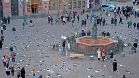 Silhouetten erinnern an getötete Frauen