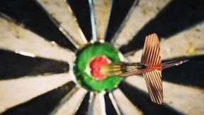 Zwei Double-In-Double-Out-Nine-Darter in einem Spiel