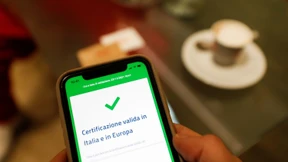 Italiener erscheint mit Silikonarm zur Impfung