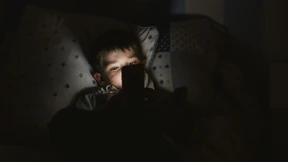 Viel Bildschirmzeit schadet gerade den Gehirnen von Kindern