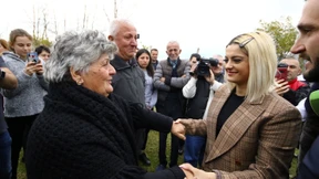 Popstar Bebe Rexha trifft Erdbebenopfer