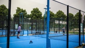 Tennis an die Wand gespielt