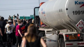 Tanklaster fährt in Menschenmenge – Fahrer verprügelt