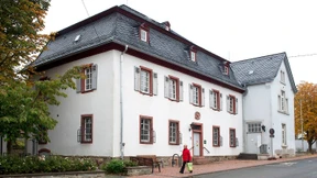 Sitzen am Löschteich und feiern im Jagdhaus