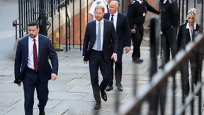 Prinz Harry klagt auf Polizeischutz bei Heimatbesuchen