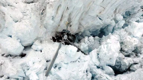 Hubschrauber stürzt in Gletscherspalte