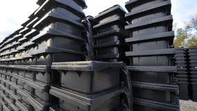 Frau in Braunschweig schlägt mit Mülltonne um sich