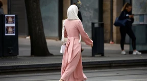 Es gibt Streit um das Verbot der Abaya