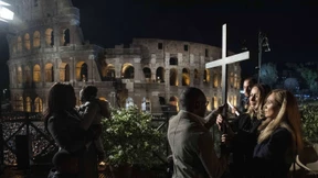 Ukrainerin und Russin tragen das Kreuz