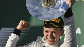 Rennfahrer fällt vom Rad