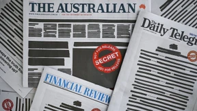 Schwarze Balken auf dem Titel