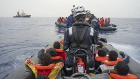 Helfer retten Hunderte Flüchtlinge im Mittelmeer