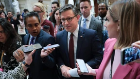 Abgeordnete stimmen knapp für Trumps Steuersenkungsplan