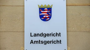 Demenzkranker im Pflegeheim die Brüste massiert