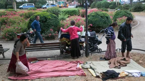 Matratzenlager unter freiem Himmel