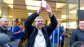 Begeisterte warten schon am frühen Morgen auf das neue  iPhone 5 