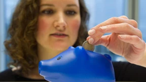 Frauen sparen anders und verlieren