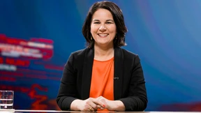 Suche nach der passenden Gebärde für Baerbock